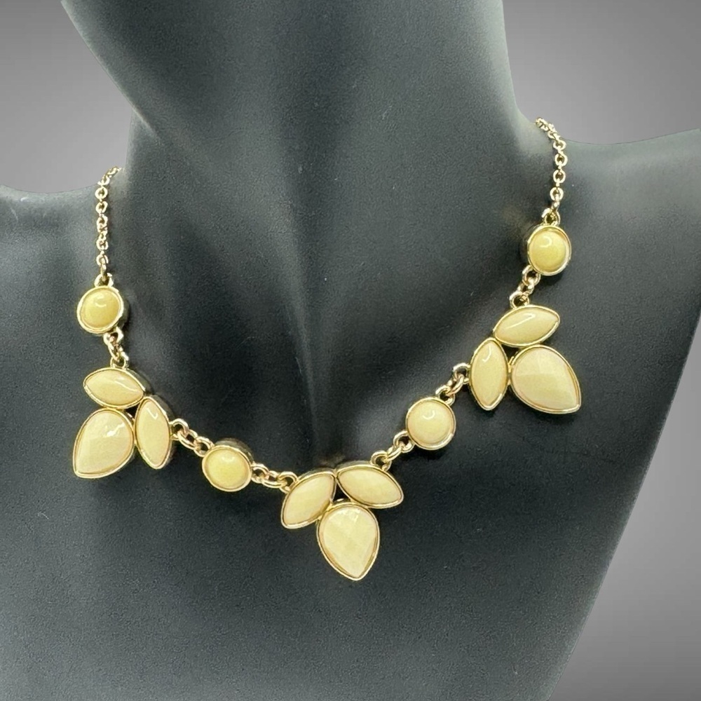 LIZ CLAIBORNE GOLD TONE AND CREAM NECKLACE